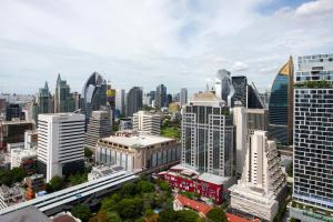 una vista aérea de una ciudad con edificios altos en M Estate 2BR Private Residence, 300m to BTS Chit Lom en Bangkok