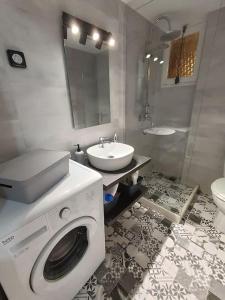 La salle de bains est pourvue d'un lave-linge et d'un lavabo. dans l'établissement Helena's house, à Ermoúpoli