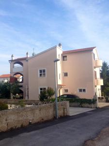 Το κτήριο όπου στεγάζεται  το διαμέρισμα +30 φωτογραφίες