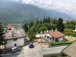 einen Blick auf ein Haus mit Bergen im Hintergrund in der Unterkunft Appartamento con vista panoramica in Saint Vincent