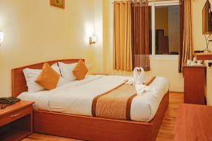 Un dormitorio con una cama con un conejo blanco. en The Loft Norling Hotel & Spa en Bhurtuk