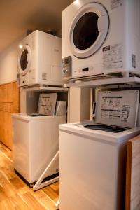 ein Haufen Waschmaschinen und Trockner, übereinander gestapelt in der Unterkunft LOCOMOTION COFFEE AND BED in Tateyama