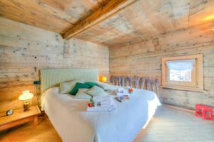 Un pat sau paturi într-o cameră la Chalet Lidia Ski in-Ski out 50m +28 fotografii