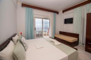 Postel nebo postele na pokoji v ubytování hotelsunnybeachgr + 35 fotografií