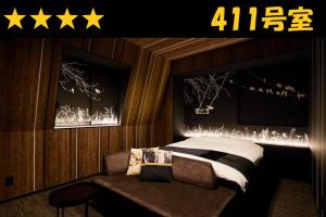 新潟市にあるホテルUs 競馬場 大人専用のベッドルーム1室(照明付きのベッド1台、ソファ付)