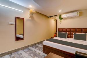 Giường trong phòng chung tại Hotel Awadh Court
