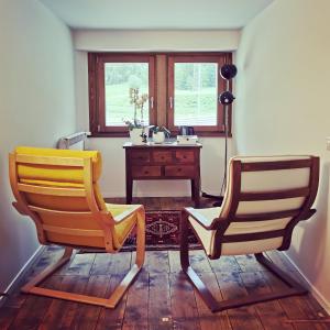 two chairs sitting in a room with a desk at Sentiero Verde B&B in Formazza