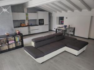 a living room with a couch and a table at Luminoso appartamento vista lago in Solto Collina