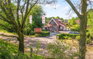 ein Haus mit roten und weißen Schildern in einem Hof in der Unterkunft Buitengoed Het Lageveld - 93 in Hoge-Hexel