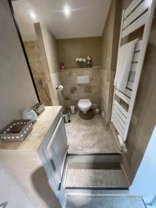 d'une petite salle de bains avec toilettes et escalier. dans l'établissement Appartement cosy plein de charme, à Saint-Rémy-de-Provence