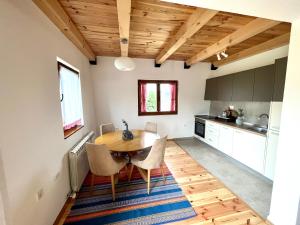Kuchyň nebo kuchyňský kout v ubytování Divine House
