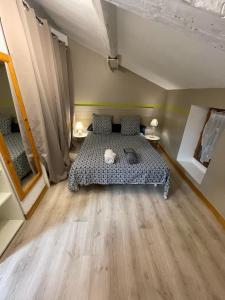 - une chambre avec un lit dans l'établissement Appartement cosy plein de charme, à Saint-Rémy-de-Provence