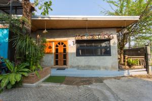 a small house with a door and a window at 99/9 Box Resort in Ban Hua Saphan