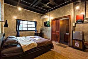 een slaapkamer met een groot bed in een kamer bij 99/9 Box Resort in Ban Hua Saphan