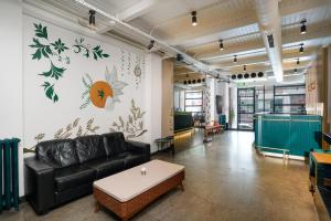 una sala de estar con un sofá y una mesa en Faros Hotel Taksim-Special Category, en Estambul