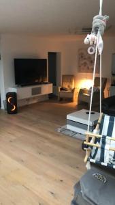 un soggiorno con TV a schermo piatto di LULEX V - Villa Ländlich Zentral Messe Flughafen a Krefeld