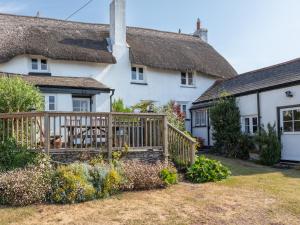 Cottage mit einer Terrasse vor einem Haus in der Unterkunft End Cottage in Kingsbridge