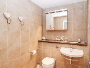 La salle de bains est pourvue de toilettes, d'un lavabo et d'un miroir. dans l'établissement Sky, à St Ives