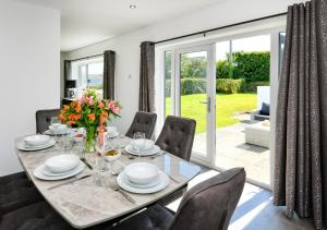 a dining room with a table and chairs at Mor a Mynydd in Abersoch