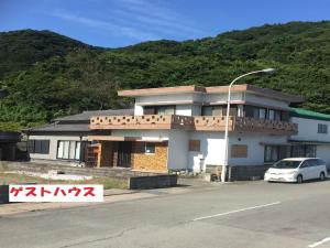 um carro branco estacionado em frente a uma casa em オーベルジュ鳴門 em Naruto