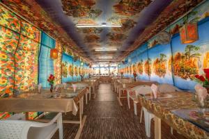 En restaurant eller et andet spisested på Swan Heritage Houseboats