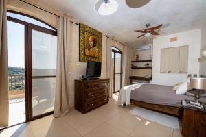 Televisyen dan/atau pusat hiburan di Ta’ Giljan B&B Gozo
