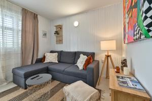 sala de estar con sofá azul y mesa en Vacation Home - NEST Kalnik en Kalnik