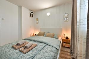 sypialnia z łóżkiem z ręcznikami w obiekcie Vacation Home - NEST Kalnik w mieście Kalnik