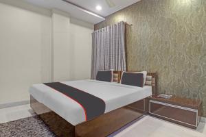 1 dormitorio con 1 cama en una habitación en Collection O 81197 Hotel Star Inn, en Hyderabad