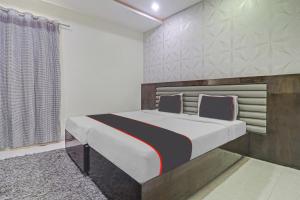 1 dormitorio con 1 cama grande en una habitación en Collection O 81197 Hotel Star Inn, en Hyderabad