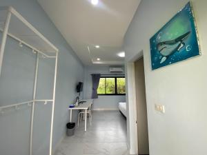 una stanza con un corridoio con una camera da letto e un tavolo di I AM Cottage เฮือนแก้วมณี a Nakhon Pathom Altre 39 foto