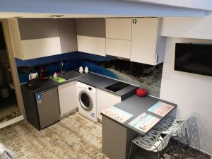 Virtuvė arba virtuvėlė apgyvendinimo įstaigoje NEW RENOVATED Stylisch Studio in Corfu Town