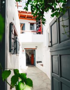 un vicolo con una porta blu in un edificio di JAJA Studios Paros a Paroikia