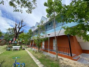 a building with a bike parked in front of it at I AM Cottage เฮือนแก้วมณี in Nakhon Pathom