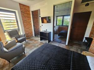 een slaapkamer met een bed, 2 stoelen en een spiegel bij Karpacka 8 in Bydgoszcz