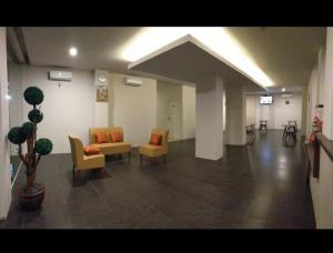 een lobby met banken en stoelen in een gebouw bij Cendana CoLiving Solo Baru in Temulus