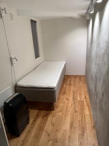 a small bedroom with a bed and a wooden floor at Villa Skansen in Bergen