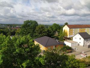 una vista aérea de una ciudad con edificios y árboles en Oederan One Room Apartment 33m2 Mindestens 1 Monat Reservierung, en Oederan