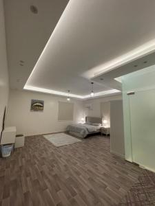 a large room with a bed and a table at القمة العالية in Abha