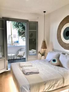 una camera con un grande letto e un balcone di Aidani Luxurious Rooms a Vóthon