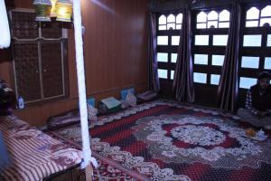 um quarto com uma cama e um tapete no chão em POP Shabnam Homestay 