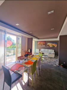 Zona d'estar a Mongibello Palace B&B