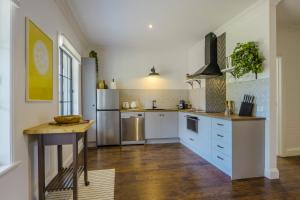 O bucătărie sau chicinetă la MAIN STREET RETREAT - King BRs, Comp Minibar, Breakfast Prov, Fireplaces