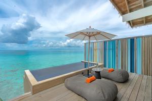 een dompelbad op een terras met de oceaan bij Hard Rock Hotel Maldives in South Male Atoll