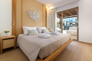 una camera da letto con un grande letto con due cuscini sopra di The 12th City Hotel a Città di Rodi