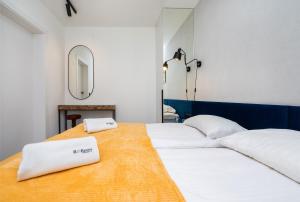 Pokój hotelowy z 2 łóżkami i lustrem w obiekcie Monte BillBerry Apartments w mieście Sopot