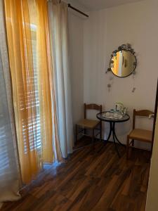 een woonkamer met een tafel en een raam bij Rooms & Apartments Semić in Opatija