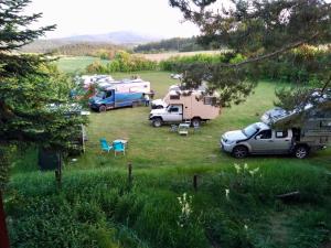 un grupo de vehículos estacionados en un campo en Balabanağa Çiftliği Camping, en Kastamonu