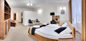Un dormitorio con una gran cama blanca en una habitación. en Maria, en Rymanów-Zdrój