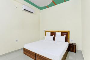 a bedroom with a large bed in a room at Super OYO Hotel Blu Moon in Ghaziabad